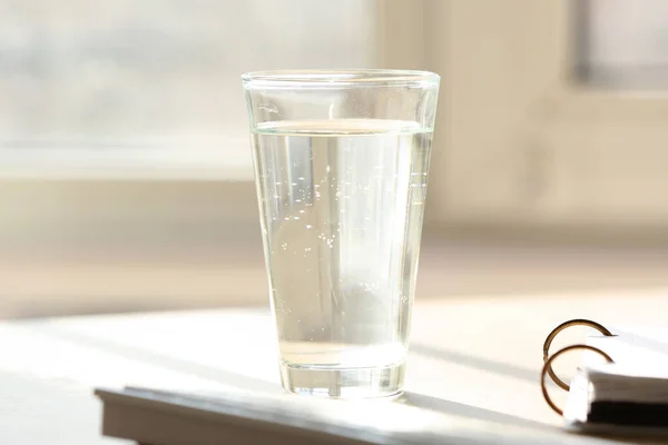 職場での水のガラス — ストック写真