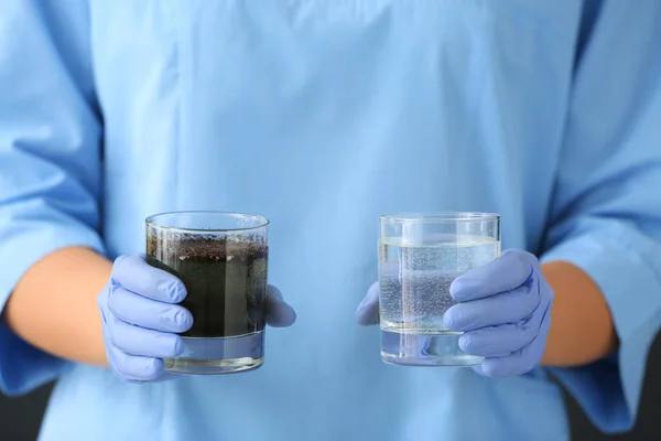 Doctora Con Vasos Agua Sucia Limpia Primer Plano —  Fotos de Stock