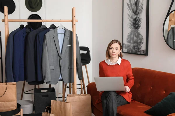 Female Stylist Laptop Her Studio — Stock Photo, Image