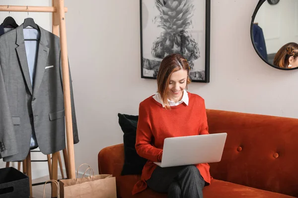 Kvinnlig Stylist Med Laptop Ateljén — Stockfoto