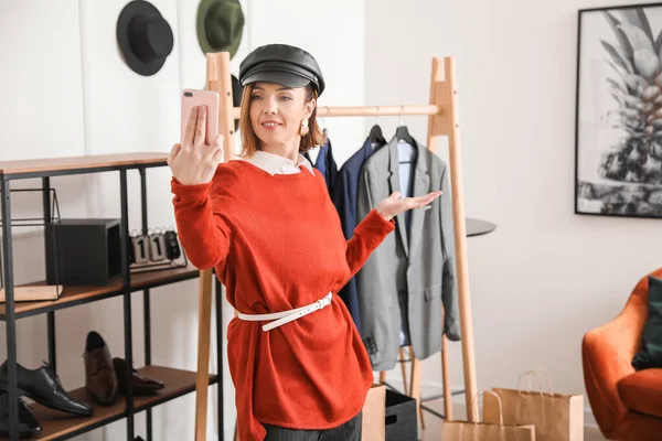 Female Stylist Recording Video Her Studio — Stock Photo, Image