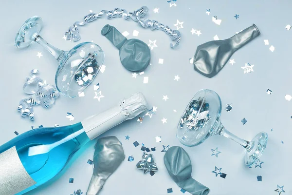 Gläser Und Flasche Leckeren Champagner Mit Party Dekor Auf Hellem — Stockfoto