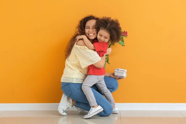 Little African American Girl Greeting Her Mother Color Wall — Stock Photo, Image