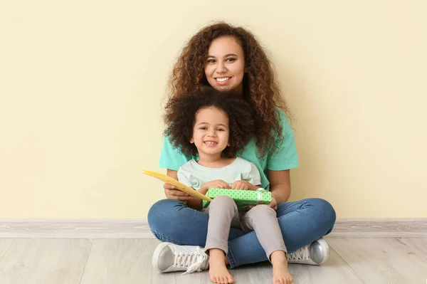 Niña Afroamericana Con Madre Regalo Tarjeta Felicitación Cerca Pared Color —  Fotos de Stock