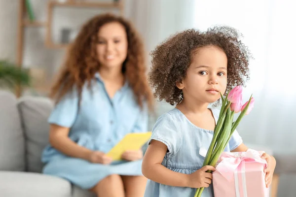 Little Girl Gift Her Mother Home — Stock Photo, Image