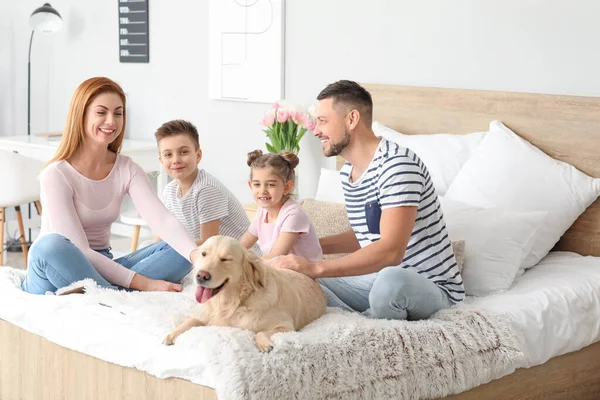 Glückliche Familie Mit Hund Heimischen Schlafzimmer — Stockfoto