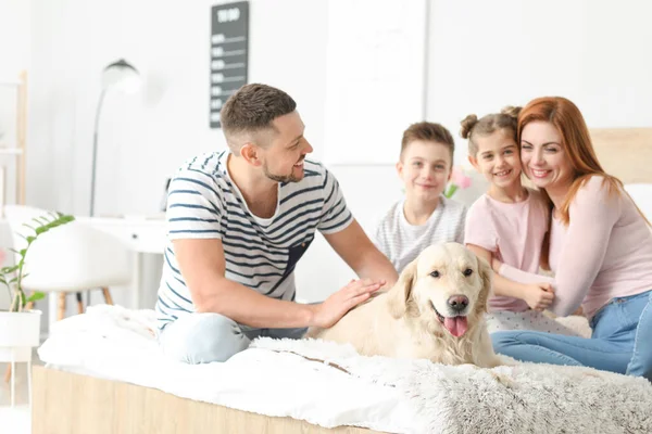 Keluarga Bahagia Dengan Anjing Kamar Tidur Rumah — Stok Foto