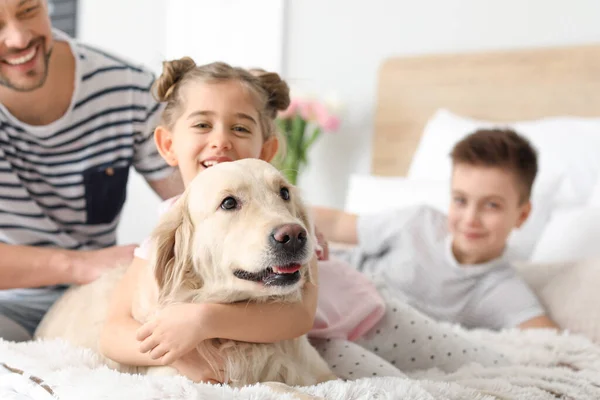 Gelukkig Gezin Met Hond Slaapkamer Thuis — Stockfoto