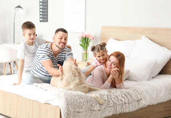 Família Feliz Com Cão Quarto Casa — Fotografia de Stock