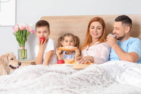 Счастливая Семья Завтракающая Спальне Дома — стоковое фото