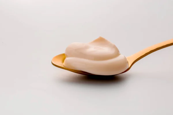 Łyżka Świeżym Jogurtem Białym Tle — Zdjęcie stockowe