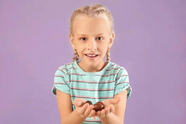 Χαριτωμένο Κοριτσάκι Αυγά Σοκολάτας Γλυκό Στο Φόντο Χρώμα — Φωτογραφία Αρχείου