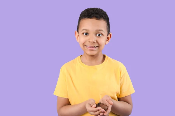 Lindo Niño Afroamericano Con Huevos Chocolate Dulce Fondo Color —  Fotos de Stock
