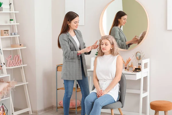 Artista Maquillaje Profesional Trabajando Con Una Mujer Joven Salón — Foto de Stock