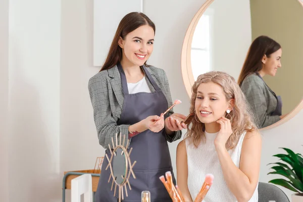Artista Maquillaje Profesional Trabajando Con Una Mujer Joven Salón — Foto de Stock