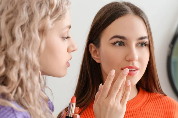 Artista Maquillaje Profesional Trabajando Con Una Mujer Joven Salón — Foto de Stock