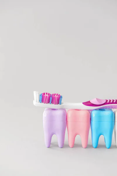 Zahnbürste Und Zähne Auf Hellem Hintergrund — Stockfoto