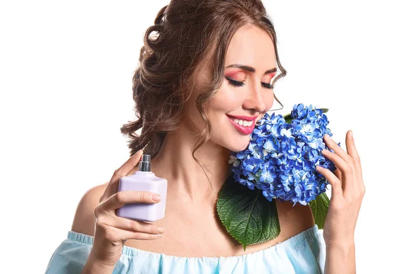 Vacker Ung Kvinna Med Flaska Parfym Och Blommor Vit Bakgrund — Stockfoto