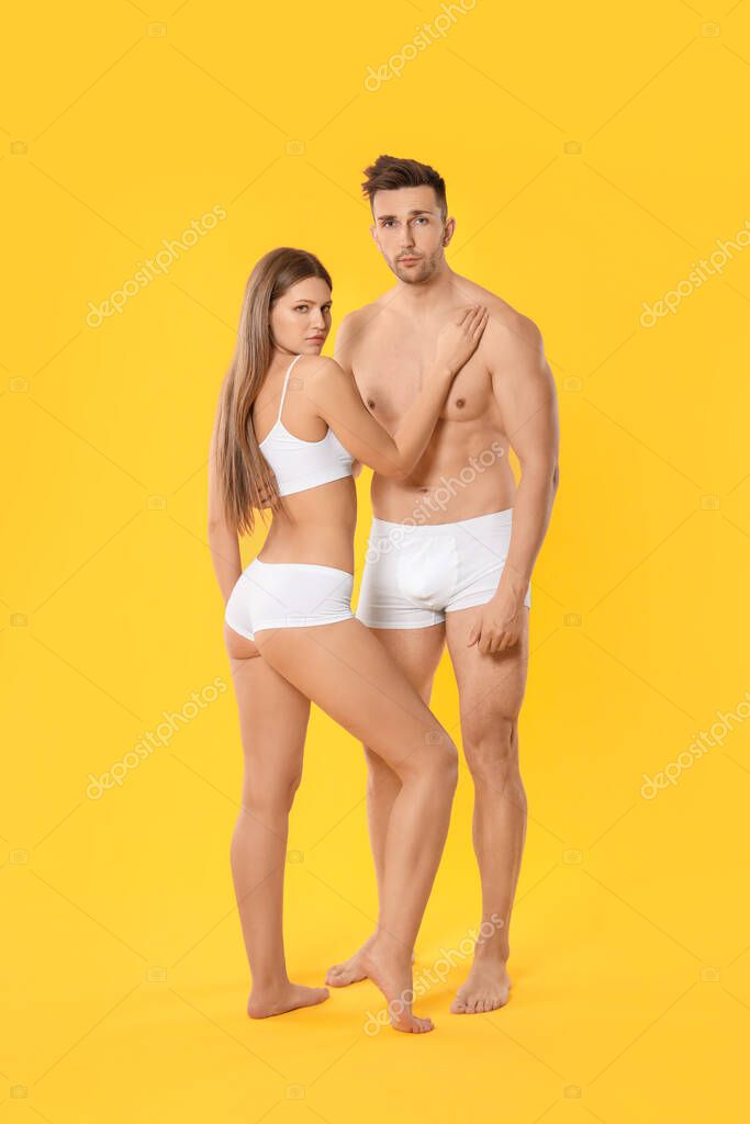 Pareja Joven Ropa Interior Sobre Fondo Color Foto de stock serezniy 353171116