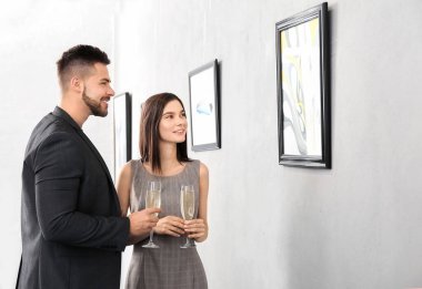 Modern sanat galerisindeki sergide genç bir çift