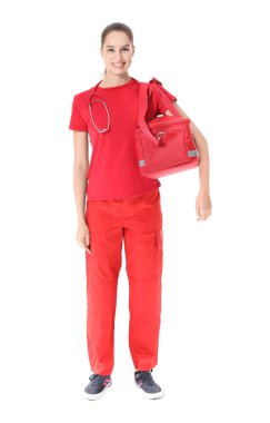 Beyaz arka planda çantası olan kadın sağlık görevlisi