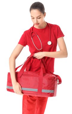 Beyaz arka planda çantası olan kadın sağlık görevlisi