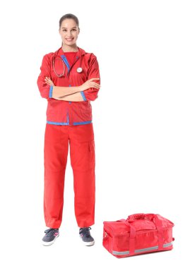 Beyaz arka planda çantası olan kadın sağlık görevlisi