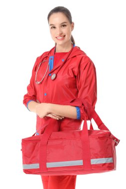 Beyaz arka planda çantası olan kadın sağlık görevlisi