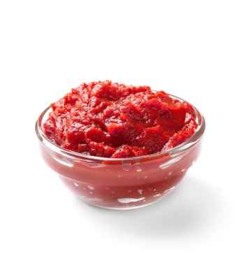 Beyaz arka planda domates soslu kase