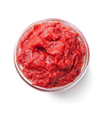 Beyaz arka planda domates soslu kase