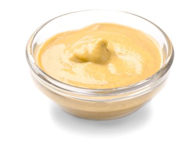 Beyaz arka planda lezzetli soslu kase