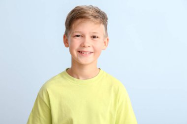 Beyaz arka planda sağlıklı dişleri olan mutlu küçük bir çocuk.