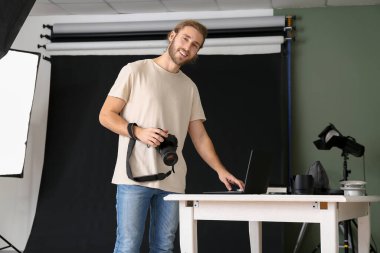 Stüdyoda çalışan profesyonel fotoğrafçı