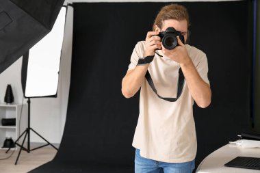 Stüdyoda çalışan profesyonel fotoğrafçı