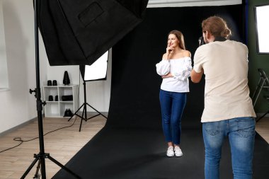 Stüdyo modeliyle çalışan profesyonel fotoğrafçı