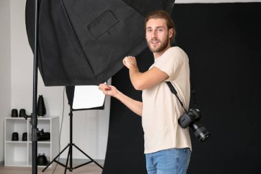 Stüdyoda çalışan profesyonel fotoğrafçı