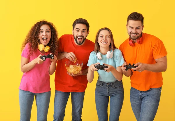 Freunde Spielen Videospiel Auf Farbigem Hintergrund — Stockfoto