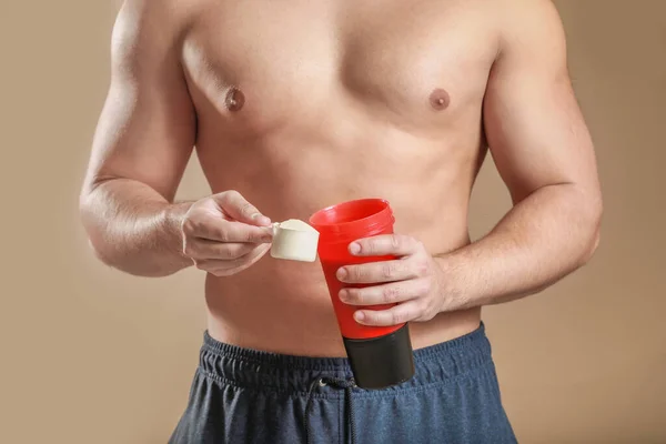 Sportlicher Mann Mit Protein Auf Farbigem Hintergrund Nahaufnahme — Stockfoto