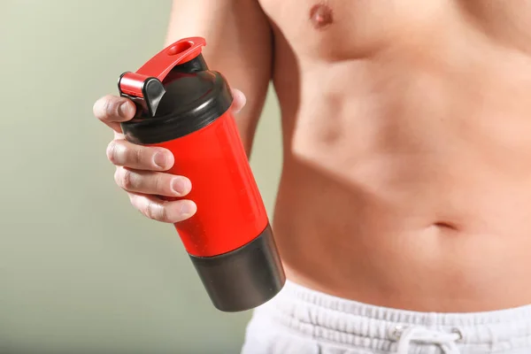 Sportig Man Med Protein Shake Färg Bakgrund Närbild — Stockfoto