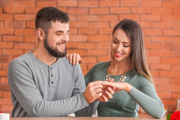 Jovem Colocando Anel Dedo Sua Noiva Após Proposta Casamento Casa — Fotografia de Stock