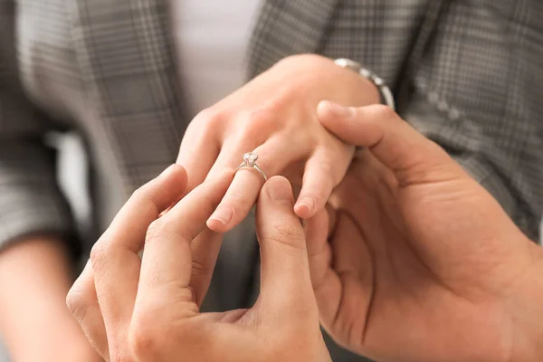 Молодой Человек Надевает Кольцо Палец Своей Невесты После Предложения Руки — стоковое фото