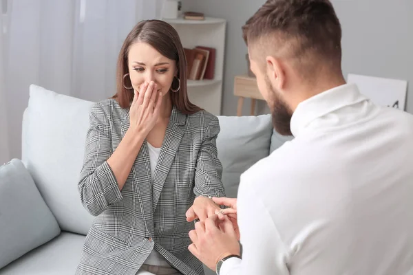 Joven Proponiéndole Matrimonio Amado Casa — Foto de Stock