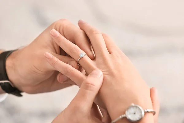 Joven Poniendo Anillo Dedo Prometida Después Propuesta Matrimonio Primer Plano —  Fotos de Stock