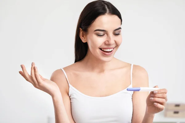 Glückliche Junge Frau Mit Schwangerschaftstest Badezimmer — Stockfoto