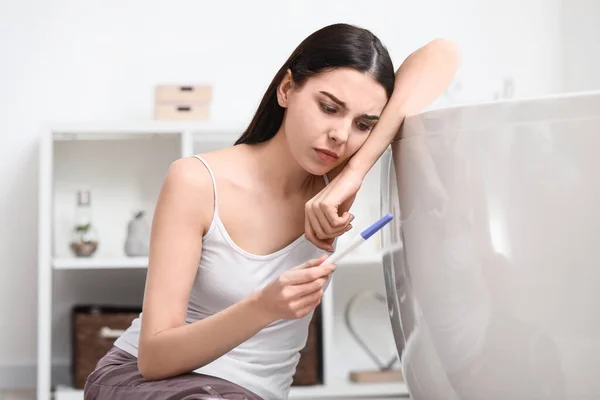 Giovane Donna Triste Con Test Gravidanza Bagno — Foto Stock