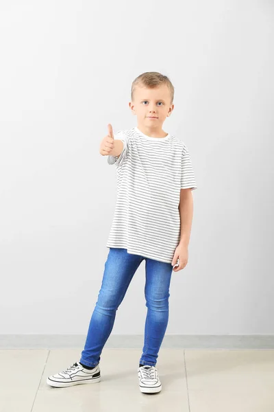 Lindo Niño Mostrando Gesto Pulgar Hacia Arriba Cerca Pared Luz — Foto de Stock