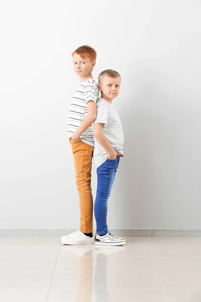 Lindos Niños Pequeños Cerca Pared Luz — Foto de Stock