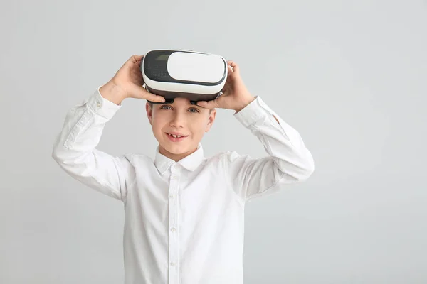 Kleiner Junge Mit Virtual Reality Brille Auf Grauem Hintergrund — Stockfoto