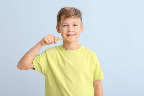 Lindo Niño Con Cepillo Dientes Sobre Fondo Blanco — Foto de Stock