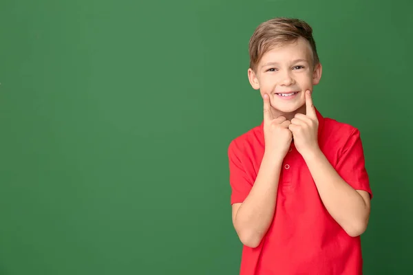 Glad Liten Pojke Med Friska Tänder Färg Bakgrund — Stockfoto